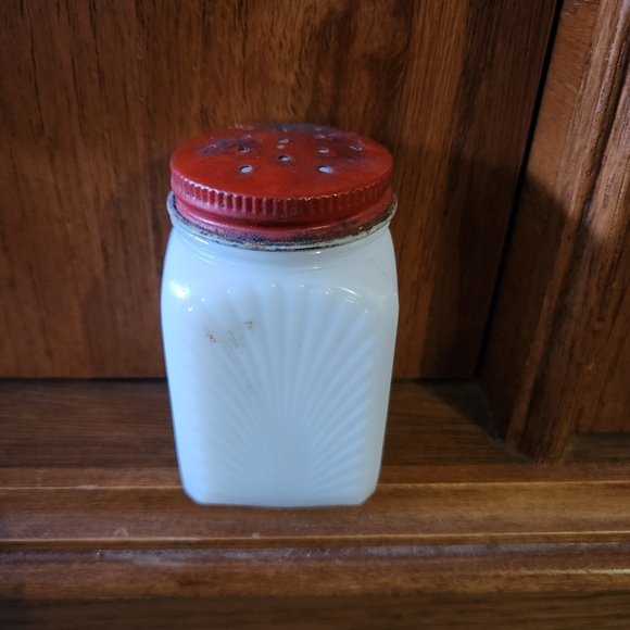 Vintage Milk Glass spice shaker - Picture 3 of 6